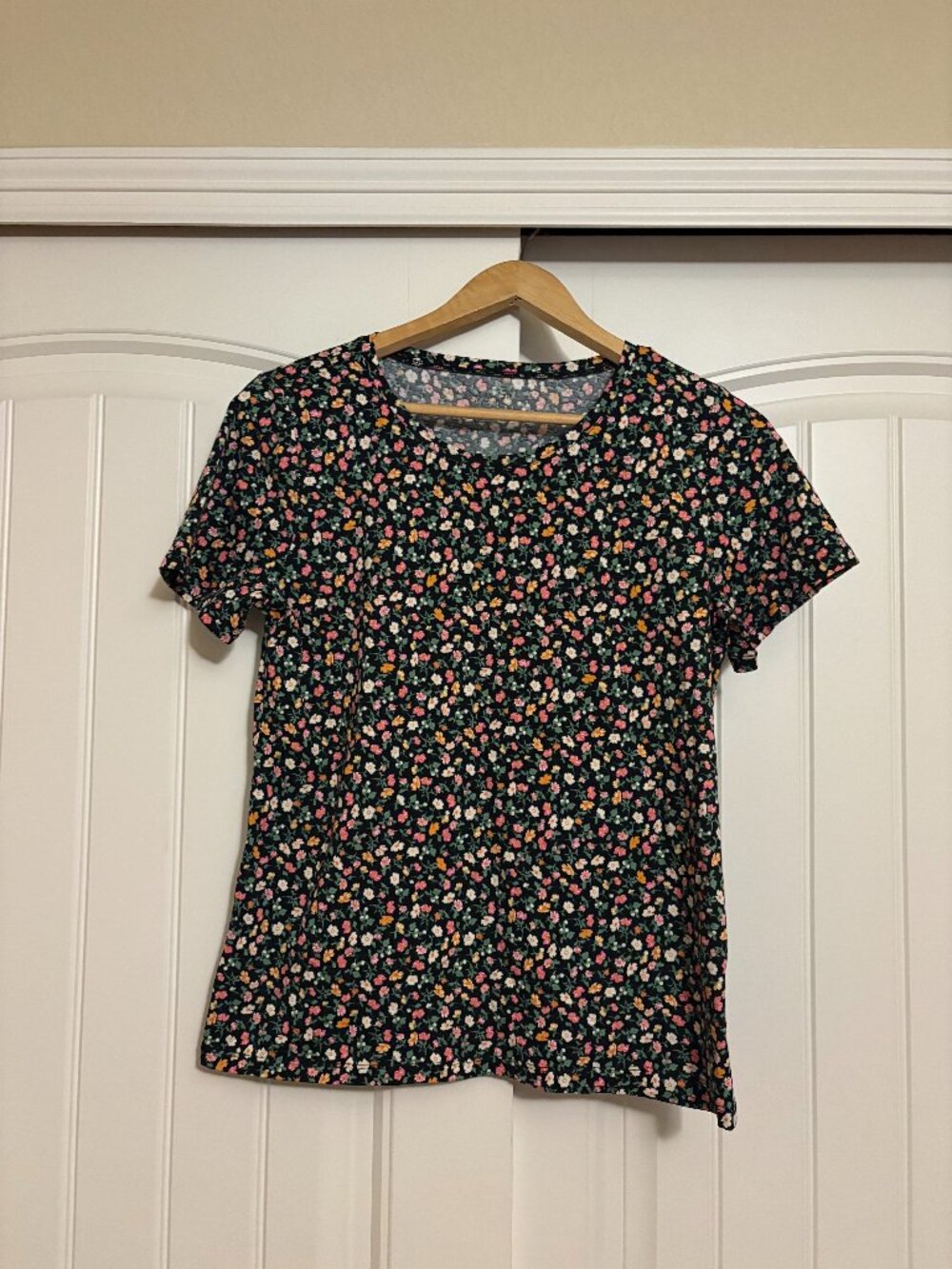 Ann Taylor Factory Floral Print T Shirt Medium Black Short Sleeve Cotton Blend